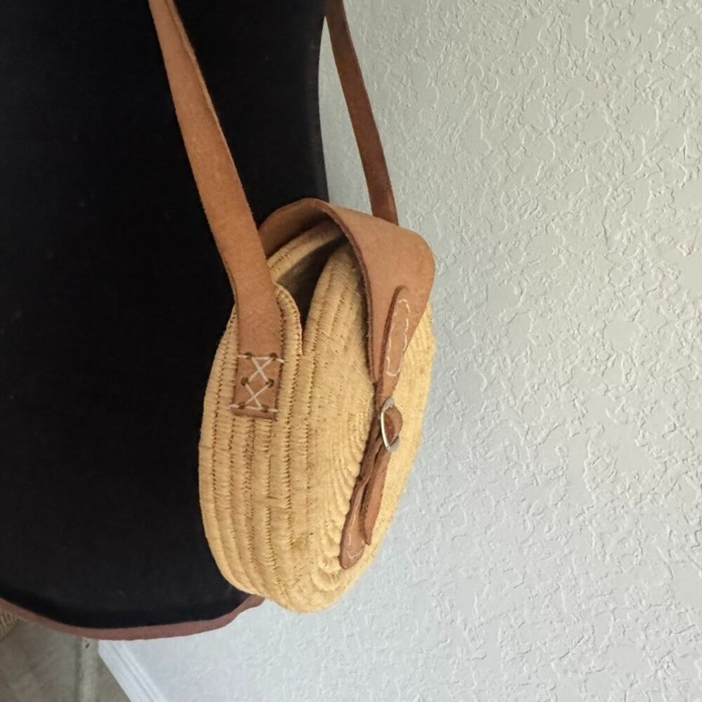 VTG Handcrafted Round Straw Crossbody Bag Purse Rattan Leather Boho Woven - Picture 6 of 8